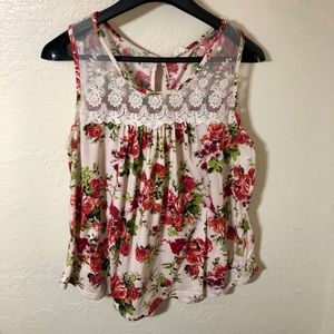 Sleeveless blouse with lace